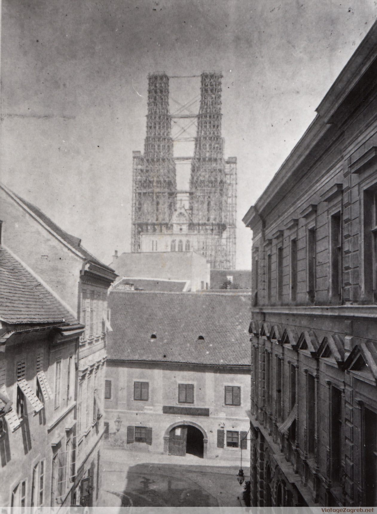 Pogled iz Radićeve na Krvavi most, Tkalčićevu i gradnju tornjeva katedrale na Kaptolu oko 1900 — oko 1900